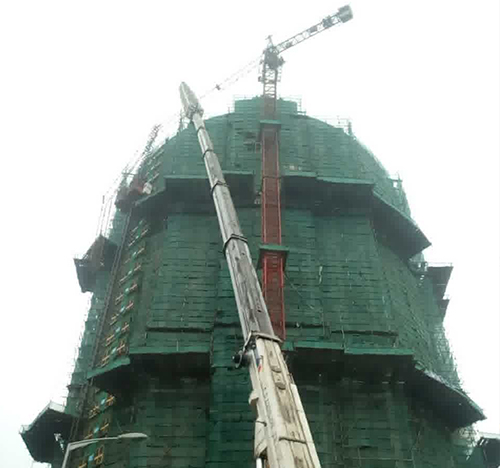 忻府吊车在工地上作业